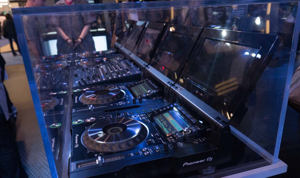 NAMM-2016_Pioneer-DJ-touring-1